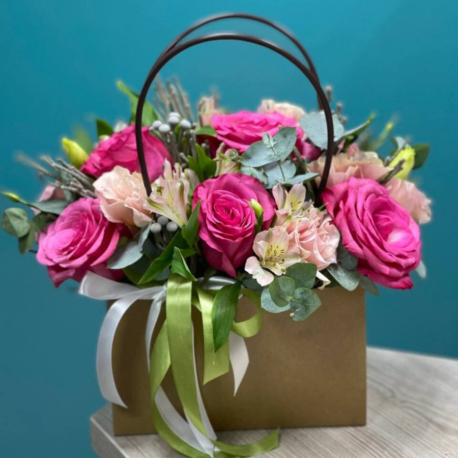 Розовые розы с альстромерией в сумочке - фото 4