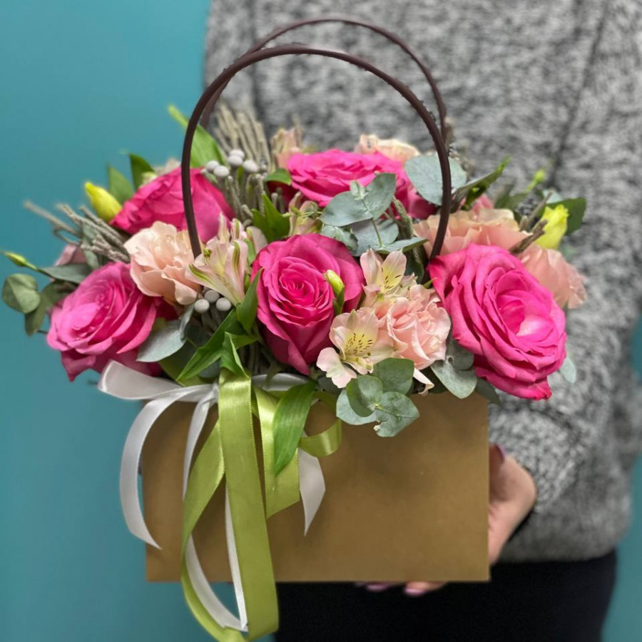 Розовые розы с альстромерией в сумочке - фото 5