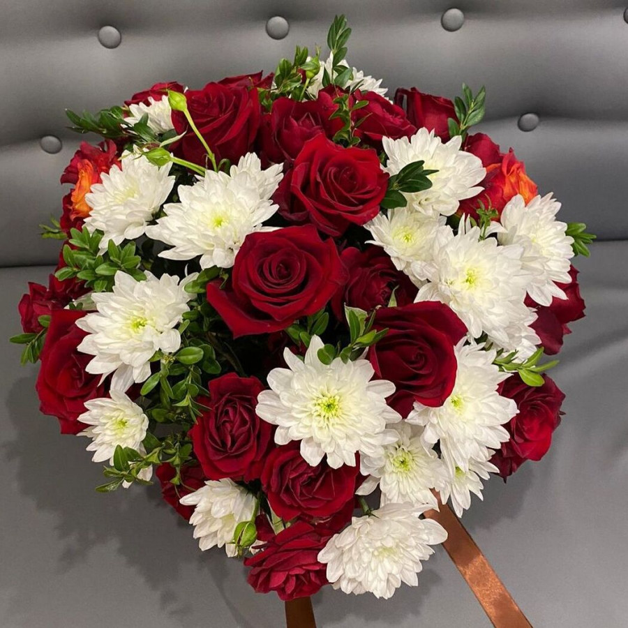 Белые хризантемы и красные розы в шляпной коробке - фото 2