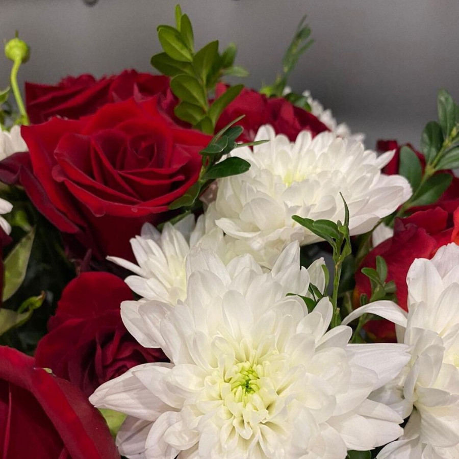 Белые хризантемы и красные розы в шляпной коробке - фото 3